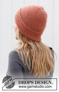 Blushing Fall / DROPS 214-2 - Knitted beanie / hipster hat and mittens in DROPS Alpaca and DROPS Kid-Silk. The piece is worked in rib.