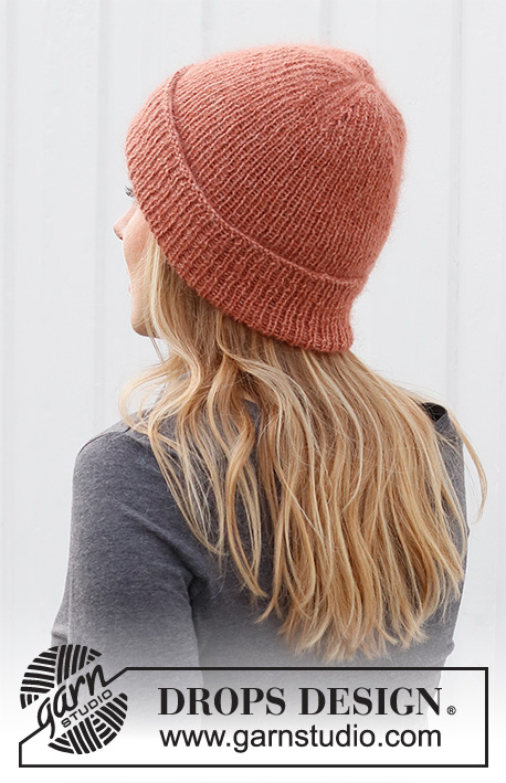 Blushing Fall / DROPS 214-2 - Knitted beanie / hipster hat and mittens in DROPS Alpaca and DROPS Kid-Silk. The piece is worked in rib.