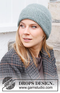 Care for Nature / DROPS 214-33 - Gorro / gorro hipster de punto con resorte en DROPS Sky. Talla única.