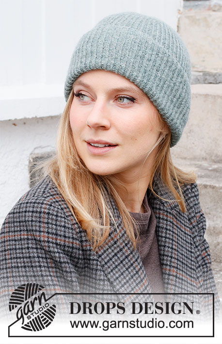 Care for Nature / DROPS 214-33 - Gorro / gorro hipster de punto con resorte en DROPS Sky. Talla única.