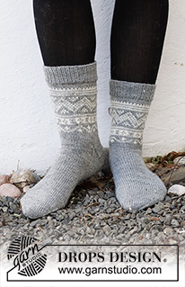 Highland Hikers / DROPS 214-53 - Strikkede sokker i DROPS Fabel. Arbeidet strikkes ovenfra og ned med nordisk mønster. Størrelse 35 – 43.
