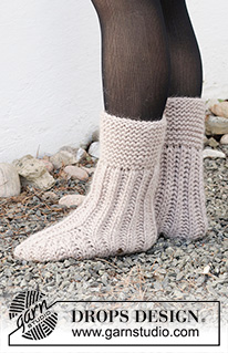 Rockslide Rockers / DROPS 214-61 - Strikkede tøfler med retstrik og patent i DROPS Snow. Størrelse 35-42.