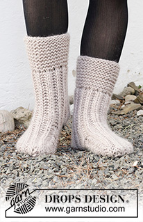 Rockslide Rockers / DROPS 214-61 - Strikkede tøfler med retstrik og patent i DROPS Snow. Størrelse 35-42.