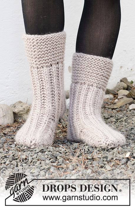 Rockslide Rockers / DROPS 214-61 - Strikkede tøfler med retstrik og patent i DROPS Snow. Størrelse 35-42.