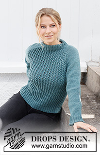 Follow the Fjord / DROPS 215-21 - Gestrickter Pullover mit Schulterzunahmen für die Sattelschulter in DROPS Karisma. Die Arbeit wird von oben nach unten mit Lochmuster gestrickt. Größe S - XXXL.