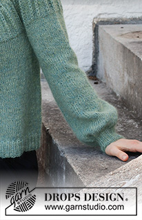 Forest Vines / DROPS 215-24 - Strikket bluse i DROPS Alpaca og DROPS Kid-Silk. Arbejdet strikkes oppefra og ned med dobbelt halskant, rundt bærestykke og strukturmønster på bærestykket. Størrelse S - XXXL.
