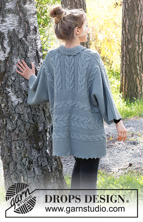 Indiekimono / DROPS 215-40 - Poncho a punto en DROPS Nepal. La labor está realizada con trenzas y punto arroz. Talla: S - XXXL