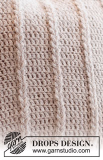 Breaking Free Pillow / DROPS 215-44 - Virkattu tyynynpäällinen DROPS Sky- ja DROPS Kid-Silk -langoista. Työ virkataan suljettuna virkkauksena ja työssä on pylväitä ja silmuista koostuvia palmikoita.