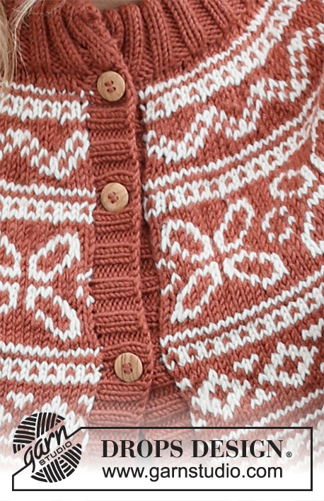 Love Links Jacket / DROPS 217-18 - Ylhäältä alas neulottu jakku DROPS Merino Extra Fine -langasta. Työssä on kaksinkertainen pääntien reunus, kaarroke ja kirjoneuletta. Koot XS - XXL.