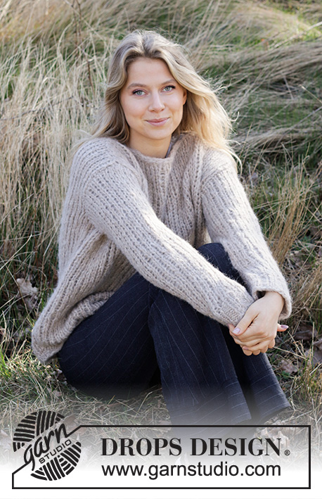 Frozen Sand Sweater / DROPS 218-33 - Tasona neulottu pusero 2-kertaisesta DROPS Melody-langasta. Työssä on sileää neuletta ja joustinneuleiset reunukset. Koot XS - XXL.