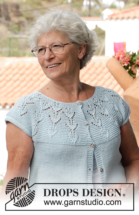 Blue Sparkle Cardigan / DROPS 220-33 - Gilet tricoté de haut en bas avec empiècement arrondi, point de feuilles et manches courtes, en DROPS Muskat. Du S au XXXL.
