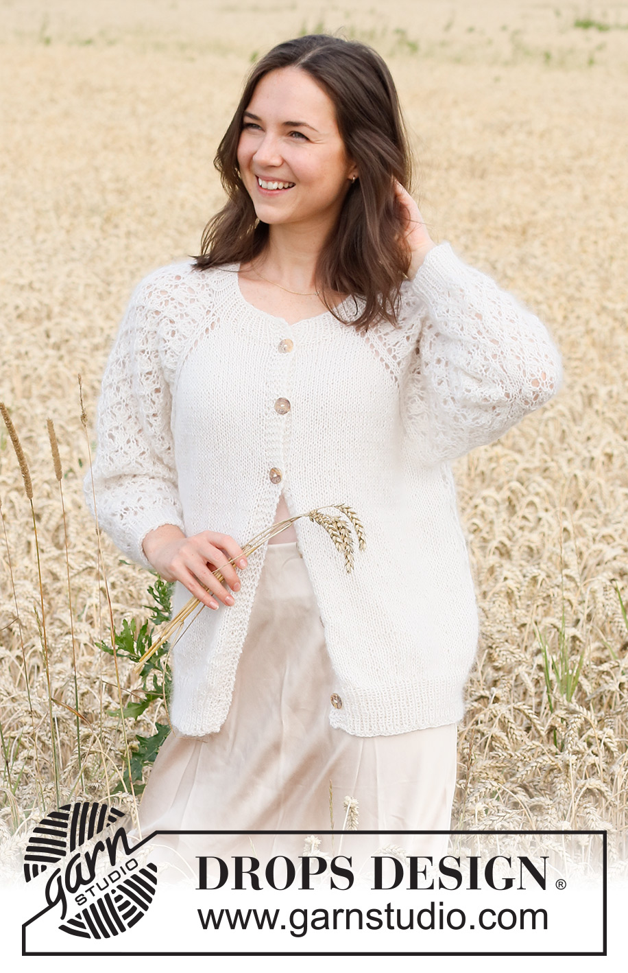Galatea Cardigan / DROPS 220-4 - Stickad kofta i 1 tråd DROPS Kid-Silk och 1 tråd DROPS Alpaca. Arbetet stickas uppifrån och ner med raglan och hålmönster på ärmarna och bakstycke.
Storlek S - XXXL.
