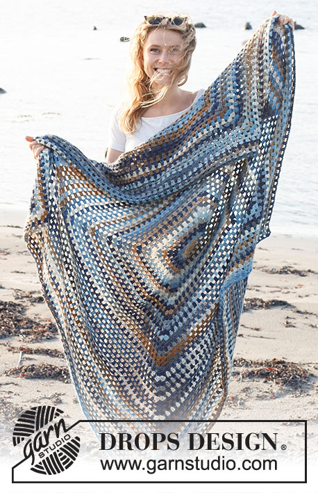 Gift of the tide / DROPS 221-28 - Crocheted blanket with granny square in 1 strand DROPS Big Delight or 2 strands DROPS Delight. The piece is worked from the middle outwards.