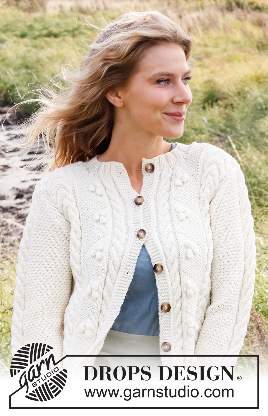 Bright Sand Shore Cardigan / DROPS 222-19 - Gilet tricoté en DROPS Merino Extra Fine, avec torsades, nopes et manches ¾. Du S au XXXL.