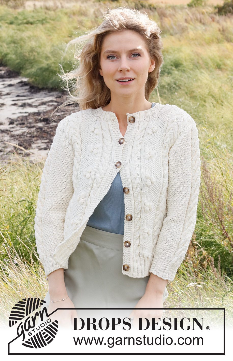 Bright Sand Shore Cardigan / DROPS 222-19 - Gilet tricoté en DROPS Merino Extra Fine, avec torsades, nopes et manches ¾. Du S au XXXL.
