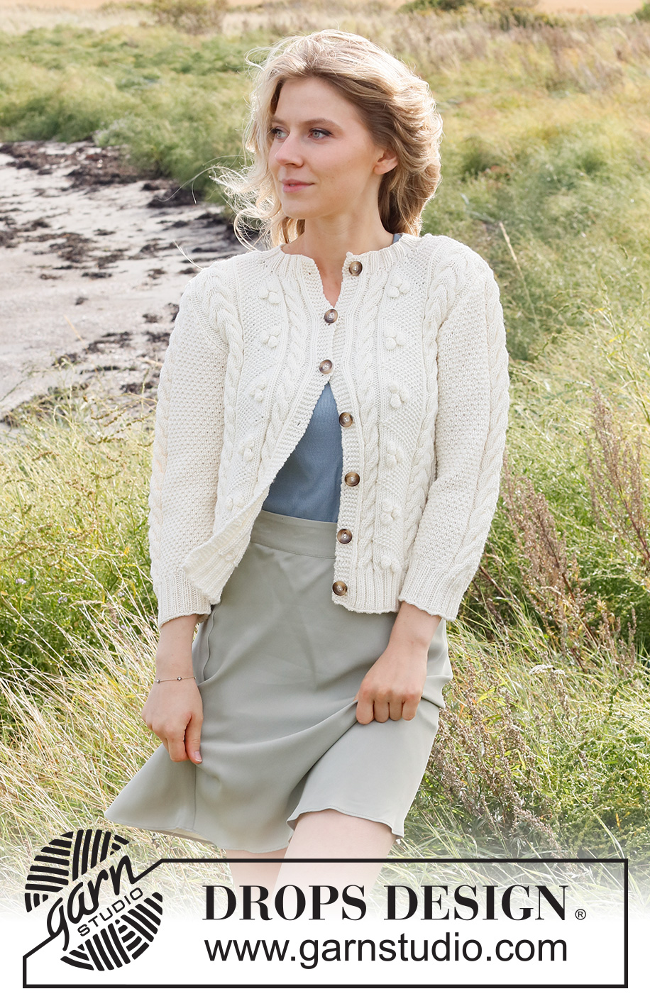 Bright Sand Shore Cardigan / DROPS 222-19 - Gilet tricoté en DROPS Merino Extra Fine, avec torsades, nopes et manches ¾. Du S au XXXL.
