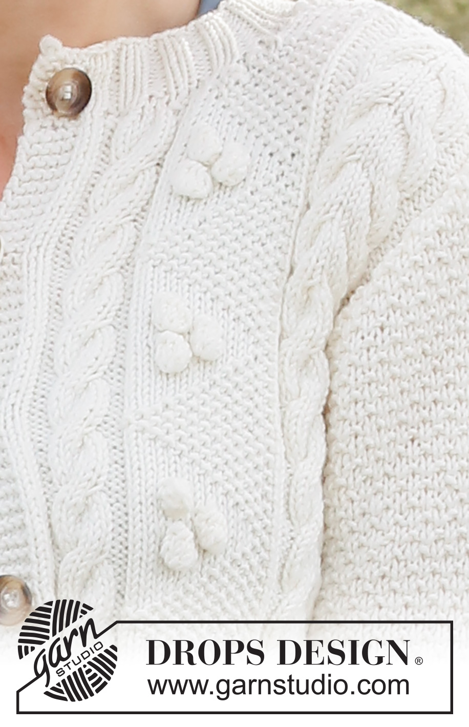 Bright Sand Shore Cardigan / DROPS 222-19 - Gilet tricoté en DROPS Merino Extra Fine, avec torsades, nopes et manches ¾. Du S au XXXL.