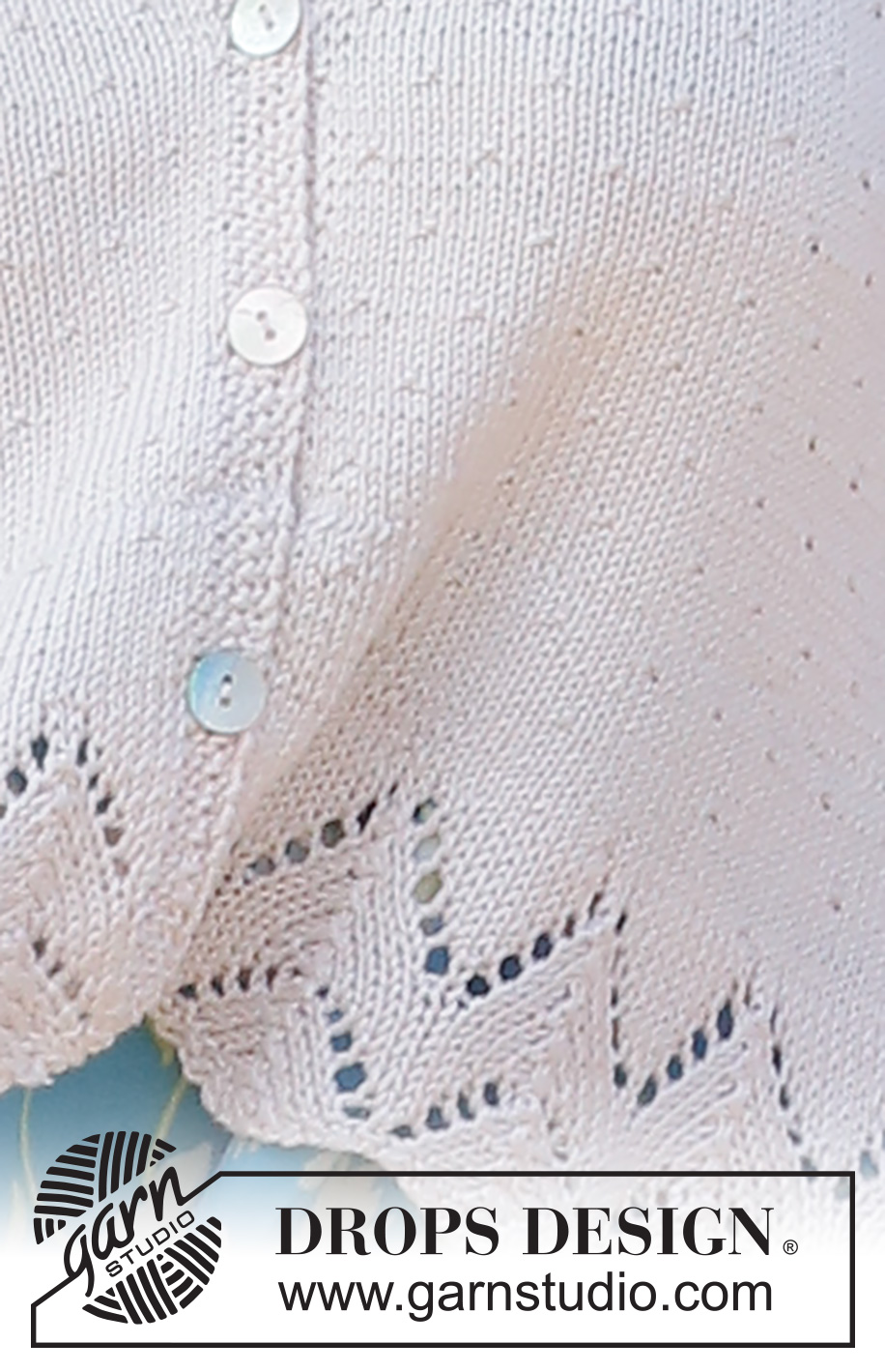 Summer Land Jacket / DROPS 223-20 - Neulottu jakku DROPS BabyMerino -langasta. Työssä on pitsineuletta, V-aukko ja lyhyet hihat. Koot S-XXXL.