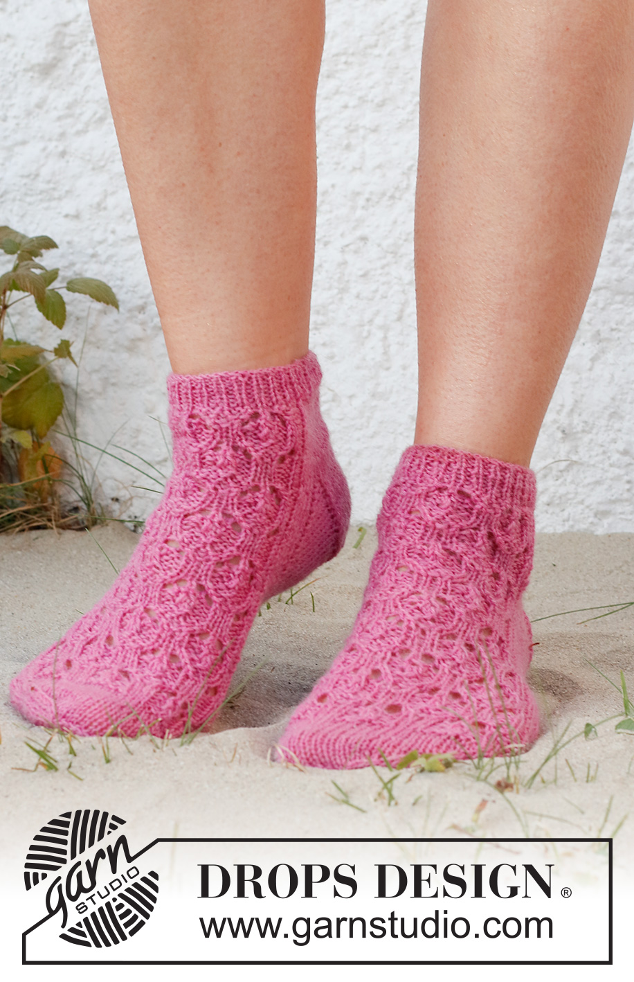Raspberry Racers / DROPS 223-41 - Strikkede sokker i DROPS Fabel med hulmønster. Størrelse 35 - 43.