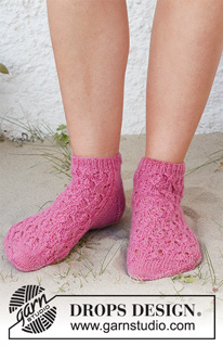Raspberry Racers / DROPS 223-41 - Strikkede sokker i DROPS Fabel med hulmønster. Størrelse 35 - 43.