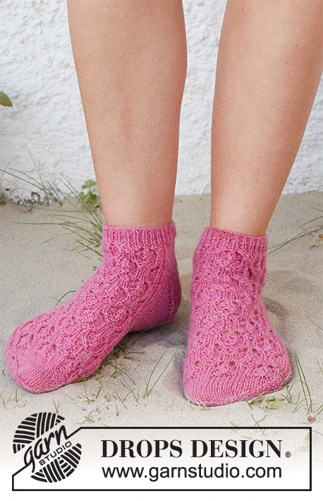 Raspberry Racers / DROPS 223-41 - Strikkede sokker i DROPS Fabel med hulmønster. Størrelse 35 - 43.