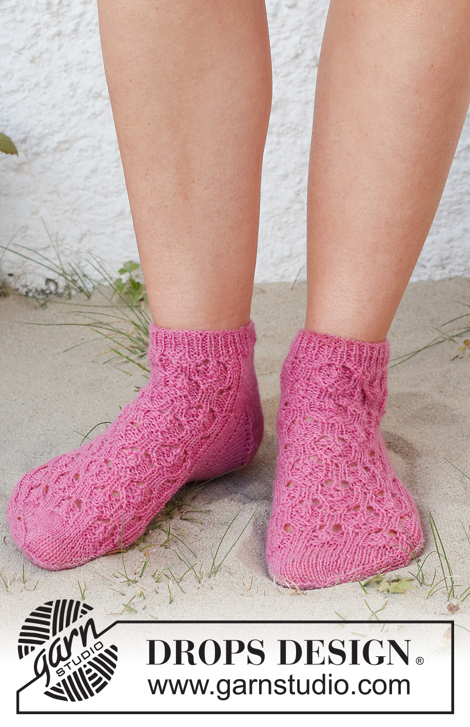 Raspberry Racers / DROPS 223-41 - Strikkede sokker i DROPS Fabel med hulmønster. Størrelse 35 - 43.