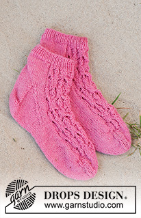 Raspberry Racers / DROPS 223-41 - Strikkede sokker i DROPS Fabel med hulmønster. Størrelse 35 - 43.