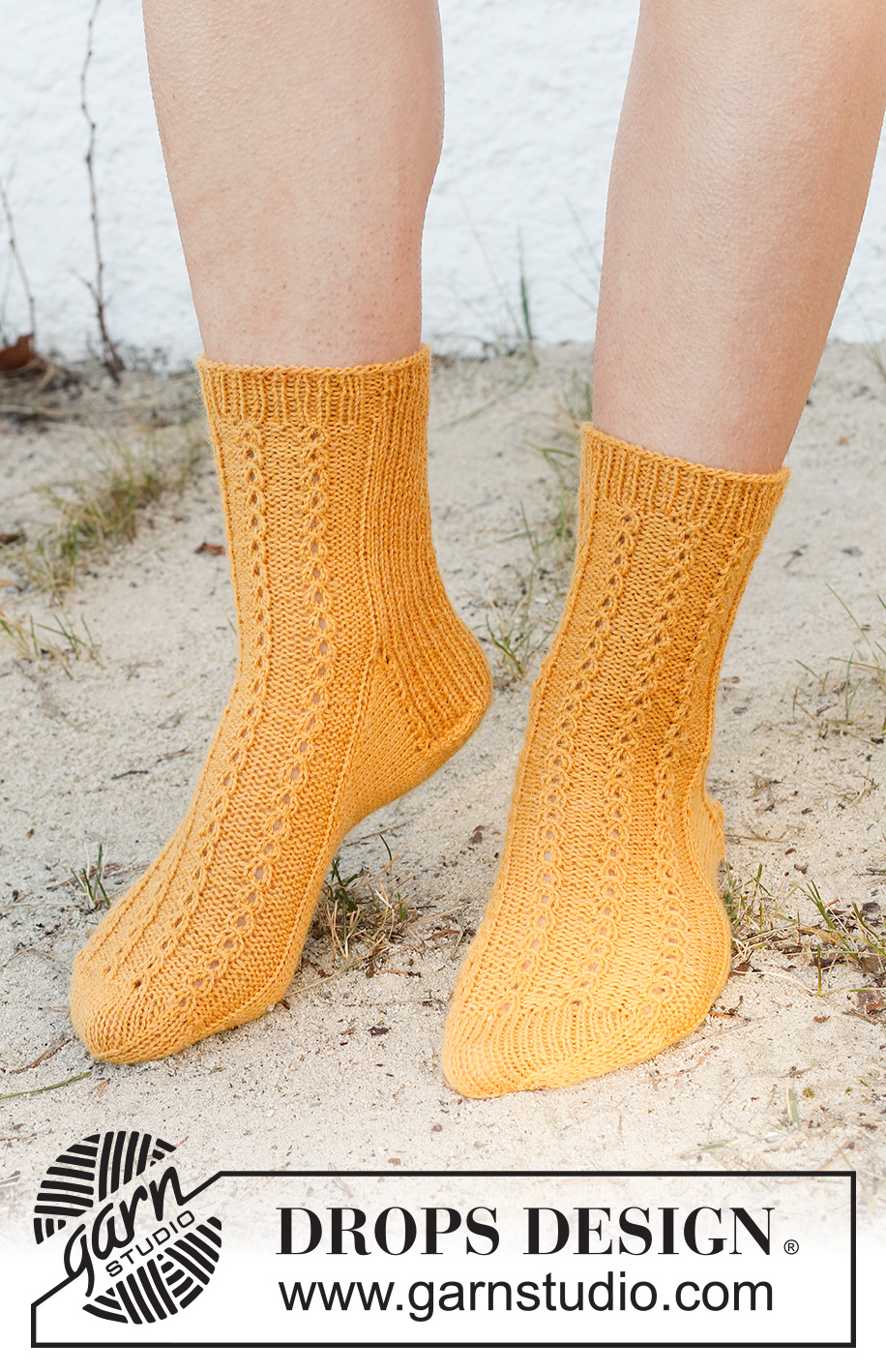 Sunshine Comfort / DROPS 223-45 - Strikkede sokker i DROPS Nord. Arbejdet strikkes oppefra og ned med rib og falske snoninger. Størrelse 35 - 43.