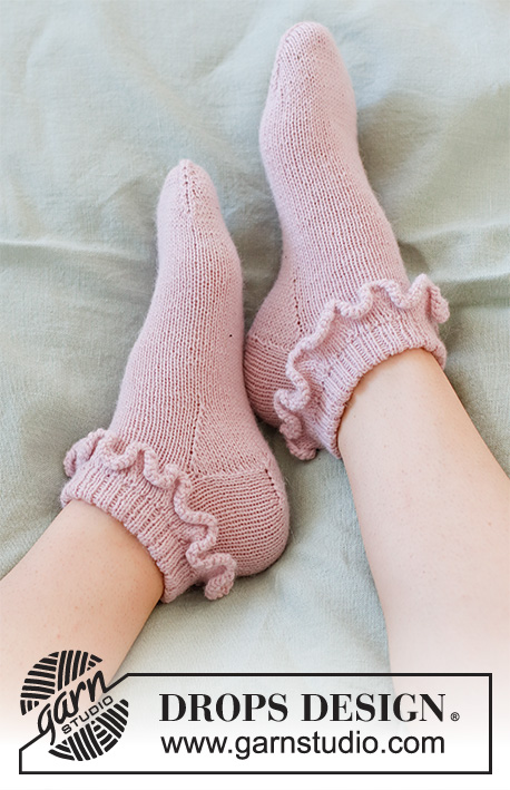 Rosy Ruffles / DROPS 223-47 - Strikkede sokker med flæsekant i DROPS Nord. Arbejdet strikkes oppefra og ned. Størrelse 35-42.