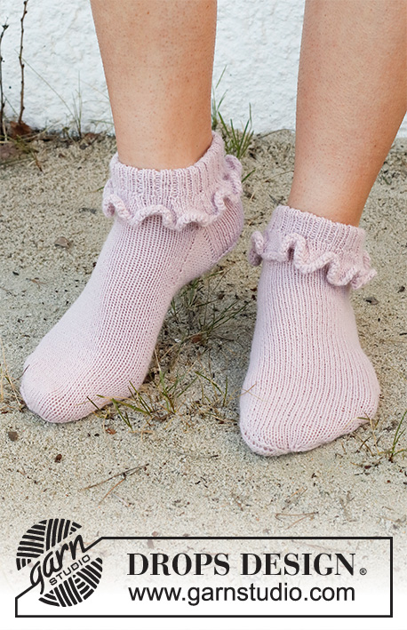 Rosy Ruffles / DROPS 223-47 - Strikkede sokker med flæsekant i DROPS Nord. Arbejdet strikkes oppefra og ned. Størrelse 35-42.