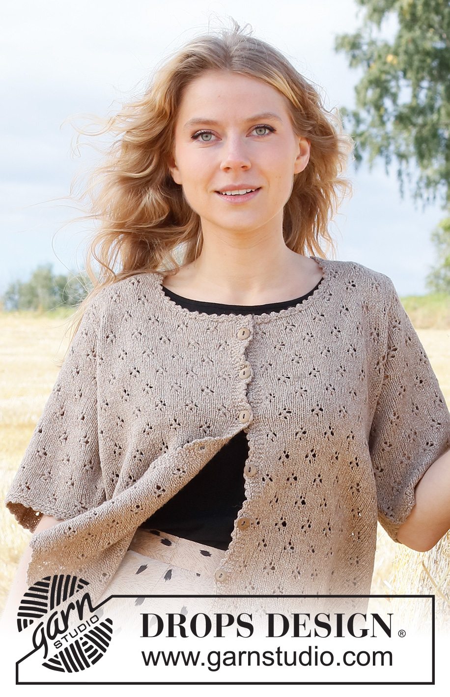 Country Roads Cardigan / DROPS 223-5 - Neulottu jakku DROPS Flora-langasta. Työssä on pitsineuletta ja lyhyet hihat. Koot XS - XXL.