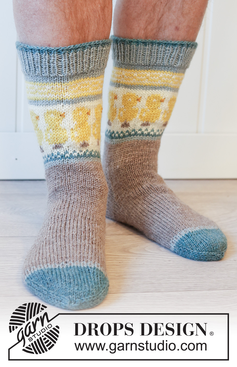 Dancing Chicken Socks / DROPS 224-35 - Calcetines de punto para hombre en DROPS Karisma. La pieza está tejida de arriba hacia abajo en punto jersey, con patrón de jacquard multicolor y pollito de Pascua. Números 35 – 46. Tema: Pascua.