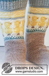 Dancing Chicken Socks / DROPS 224-35 - Calcetines de punto para hombre en DROPS Karisma. La pieza está tejida de arriba hacia abajo en punto jersey, con patrón de jacquard multicolor y pollito de Pascua. Números 35 – 46. Tema: Pascua.