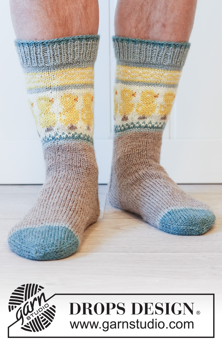 Dancing Chicken Socks / DROPS 224-35 - Calcetines de punto para hombre en DROPS Karisma. La pieza está tejida de arriba hacia abajo en punto jersey, con patrón de jacquard multicolor y pollito de Pascua. Números 35 – 46. Tema: Pascua.