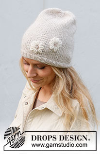 Just Daisy / DROPS 225-3 - Strikket lue i DROPS Sky og DROPS Kid-Silk. Arbeidet strikkes med broderte blomster.