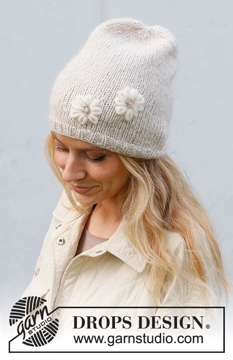 Just Daisy / DROPS 225-3 - Strikket lue i DROPS Sky og DROPS Kid-Silk. Arbeidet strikkes med broderte blomster.