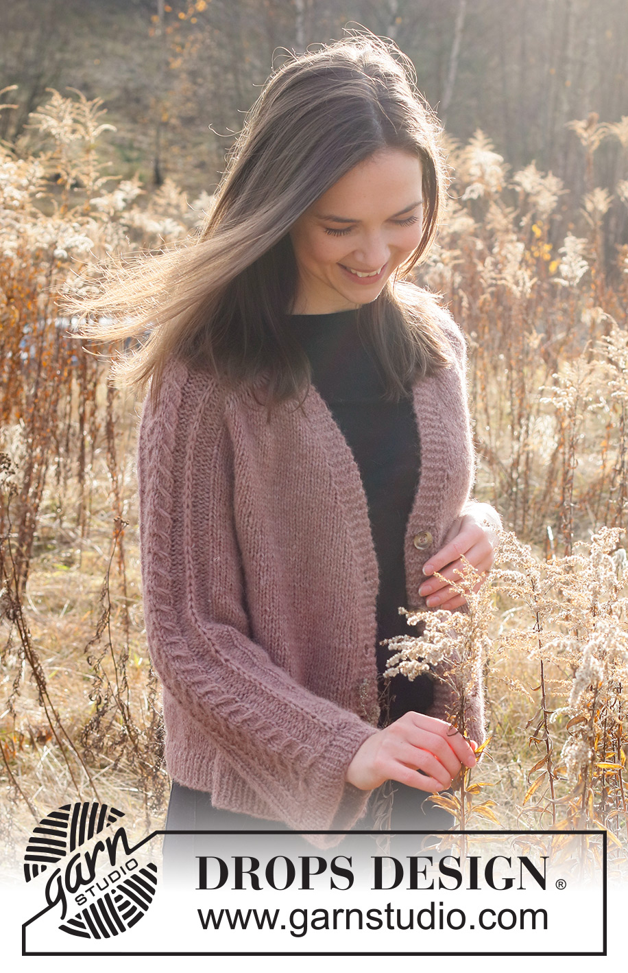 Dusk Rose Jacket / DROPS 226-13 - Gestrickte Jacke in DROPS Air. Die Arbeit wird von oben nach unten mit Sattelschulter, V-Ausschnitt und Zopfmuster an den Ärmeln gestrickt. Größe XS - XXL.