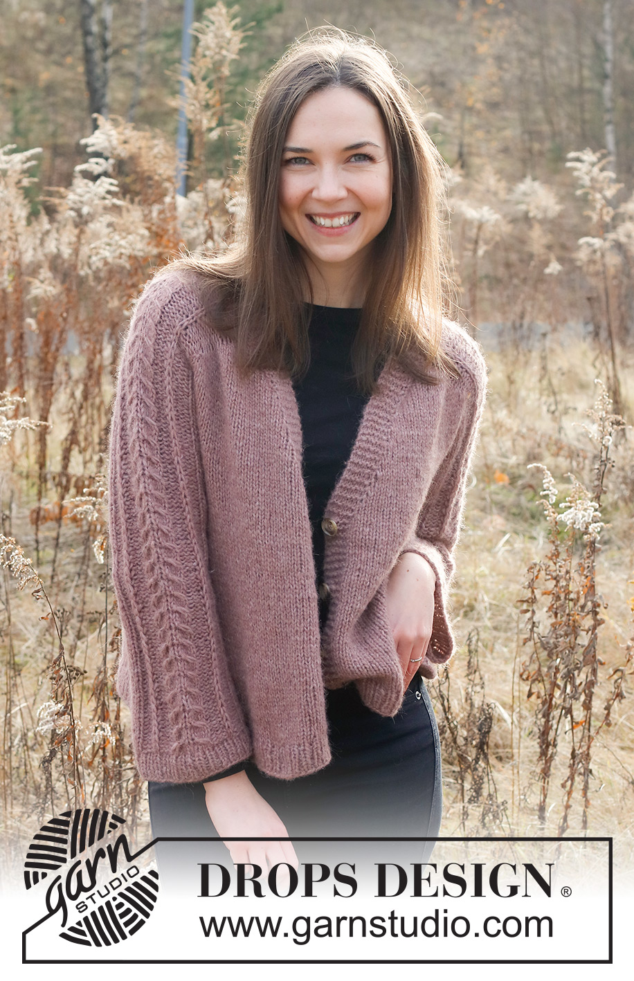 Dusk Rose Jacket / DROPS 226-13 - Gestrickte Jacke in DROPS Air. Die Arbeit wird von oben nach unten mit Sattelschulter, V-Ausschnitt und Zopfmuster an den Ärmeln gestrickt. Größe XS - XXL.