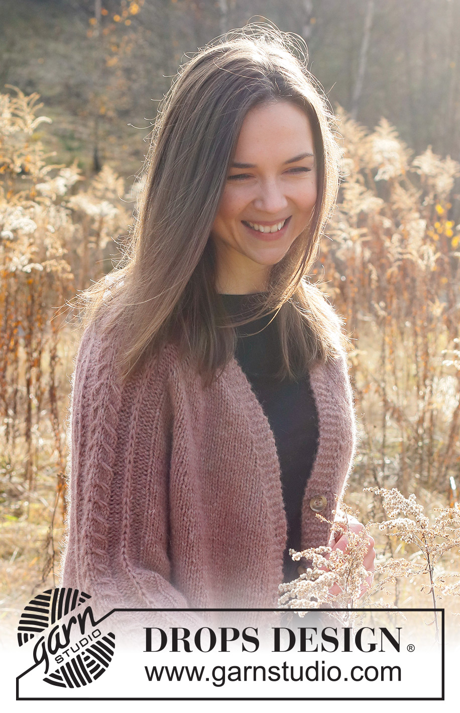 Dusk Rose Jacket / DROPS 226-13 - Gestrickte Jacke in DROPS Air. Die Arbeit wird von oben nach unten mit Sattelschulter, V-Ausschnitt und Zopfmuster an den Ärmeln gestrickt. Größe XS - XXL.