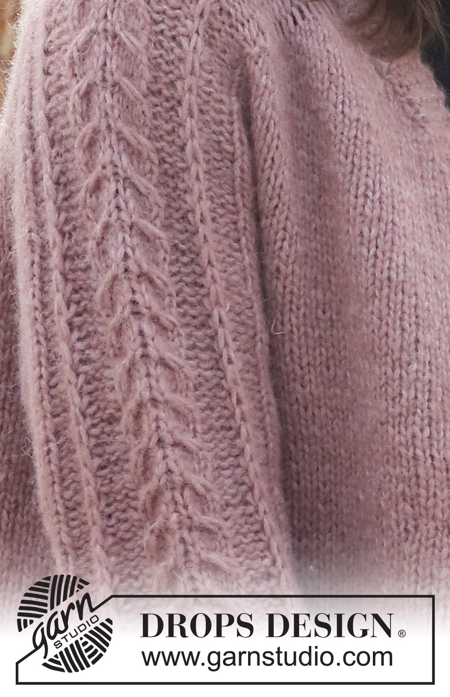 Dusk Rose Jacket / DROPS 226-13 - Gestrickte Jacke in DROPS Air. Die Arbeit wird von oben nach unten mit Sattelschulter, V-Ausschnitt und Zopfmuster an den Ärmeln gestrickt. Größe XS - XXL.