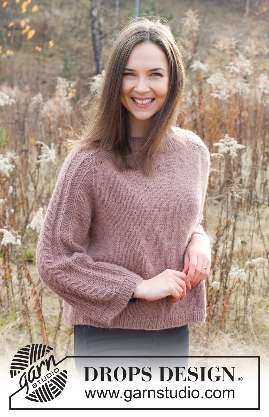 Dusk Rose / DROPS 226-14 - Gestrickter Pullover in DROPS Air. Die Arbeit wird von oben nach unten mit Sattelschulter und Zopfmuster an den Ärmeln gestrickt. Größe XS - XXL.