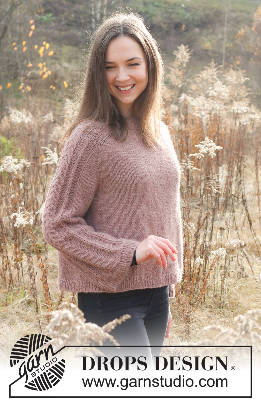 Dusk Rose / DROPS 226-14 - Gestrickter Pullover in DROPS Air. Die Arbeit wird von oben nach unten mit Sattelschulter und Zopfmuster an den Ärmeln gestrickt. Größe XS - XXL.