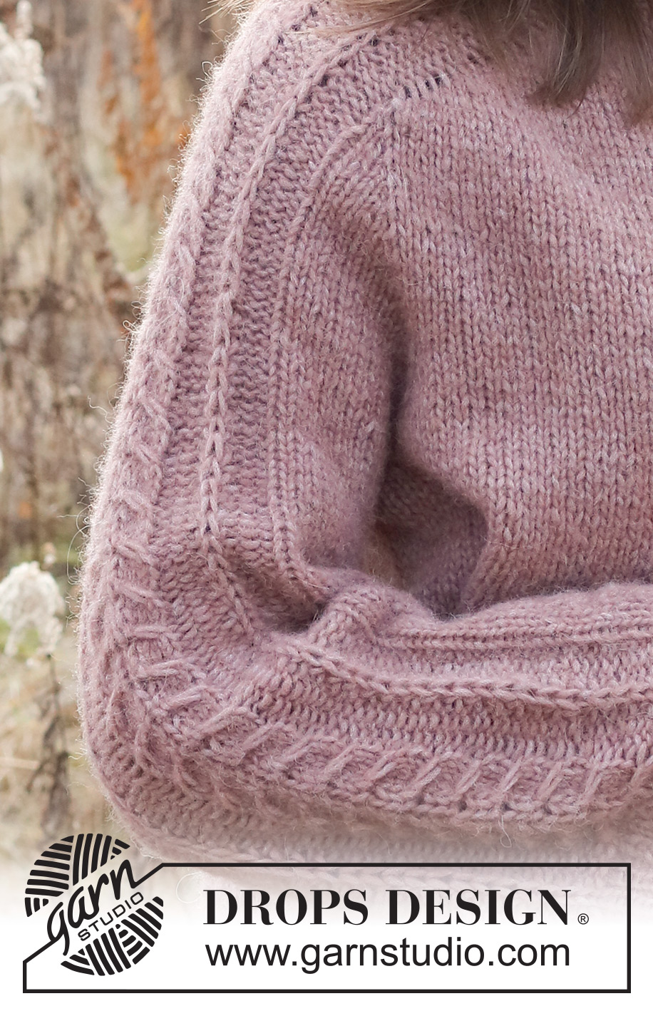 Dusk Rose / DROPS 226-14 - Gestrickter Pullover in DROPS Air. Die Arbeit wird von oben nach unten mit Sattelschulter und Zopfmuster an den Ärmeln gestrickt. Größe XS - XXL.