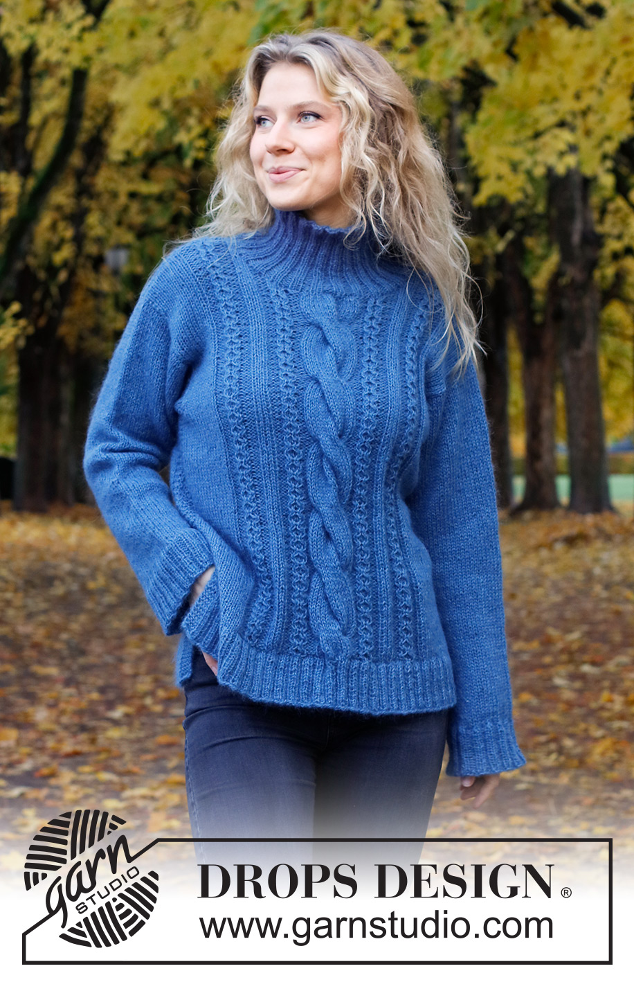 December Tide / DROPS 226-25 - Strikket genser i DROPS Flora og DROPS Kid-Silk eller DROPS Alpaca og DROPS Kid-Silk. Arbeidet strikkes i glattstrikk med fletter, høy hals og splitt i sidene. Størrelse S - XXXL.