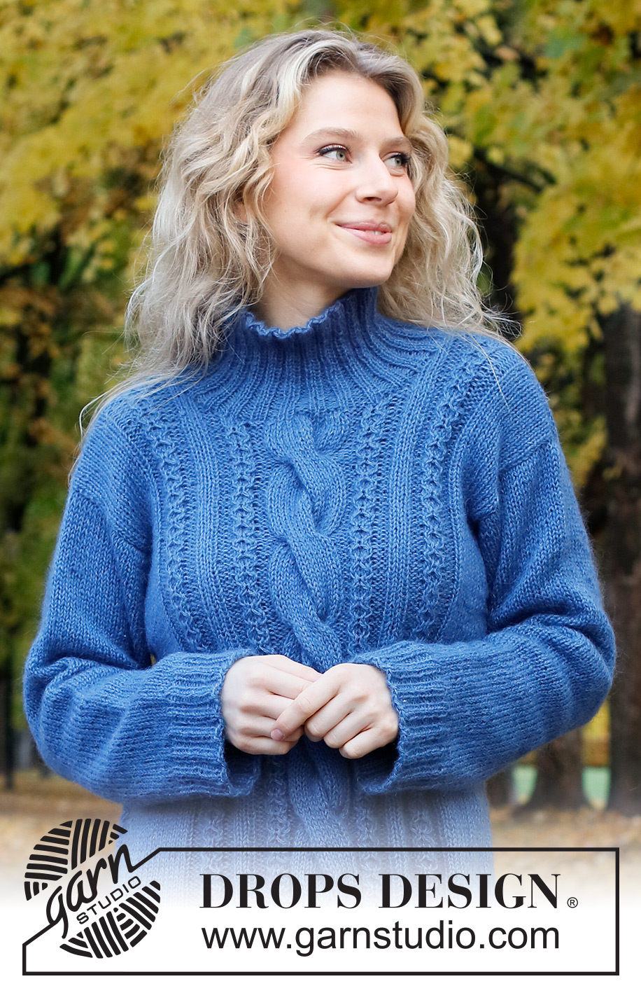 December Tide / DROPS 226-25 - Strikket genser i DROPS Flora og DROPS Kid-Silk eller DROPS Alpaca og DROPS Kid-Silk. Arbeidet strikkes i glattstrikk med fletter, høy hals og splitt i sidene. Størrelse S - XXXL.