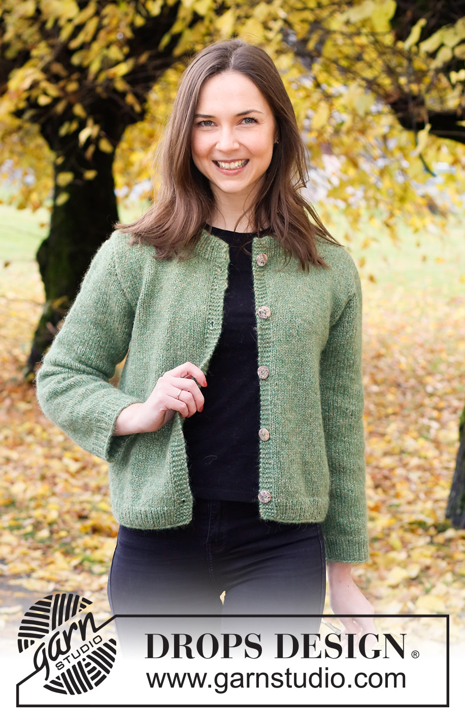 Serene Forest Cardigan / DROPS 226-27 - Gebreid vest in DROPS Air. Het werk wordt gebreid in tricotsteek, met dubbele hals. Maten S - XXXL.