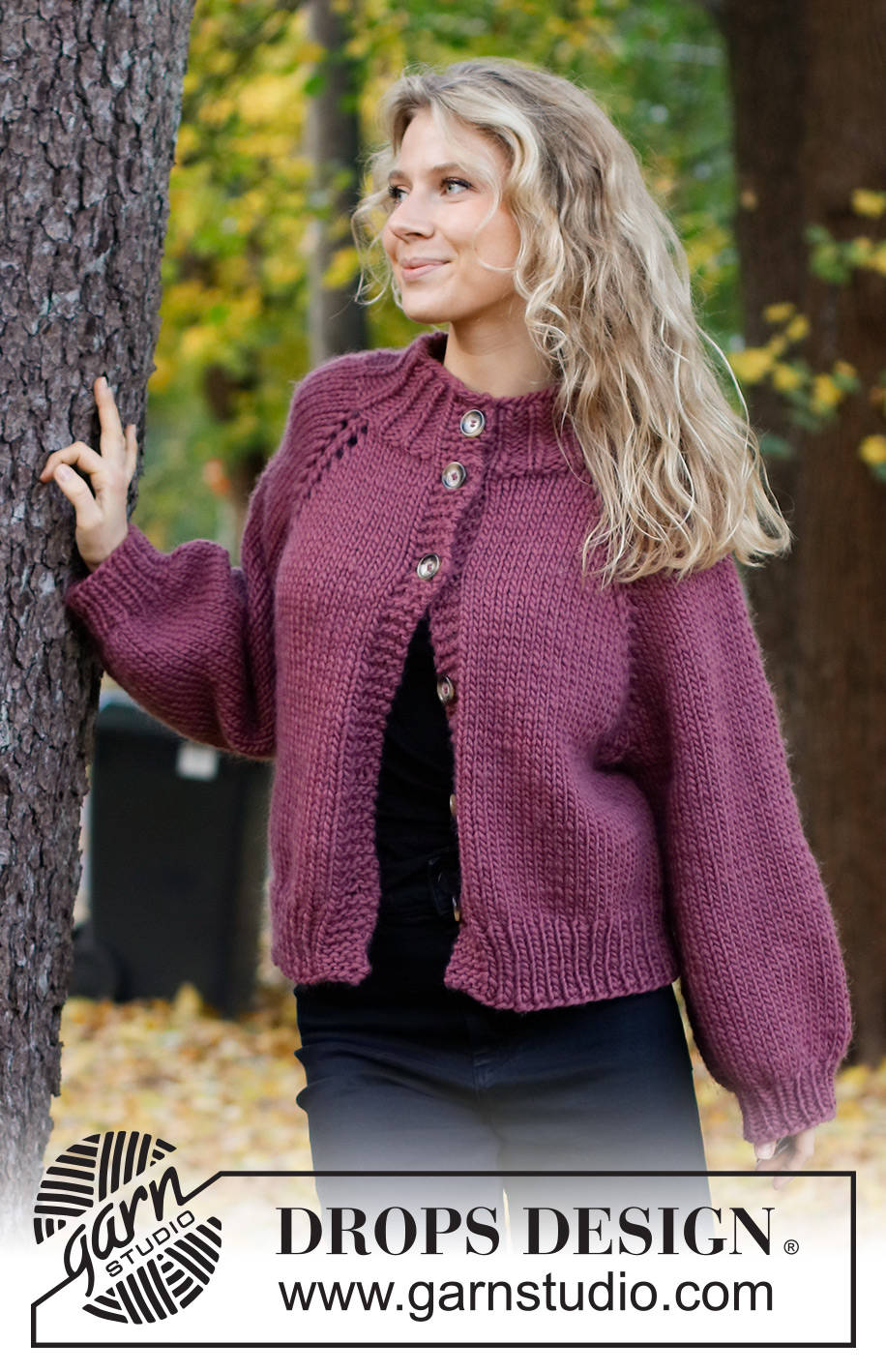 Crisp Cranberries Cardigan / DROPS 226-38 - Raglánový propínací svetr z příze DROPS Snow. Velikost XS - XXL.