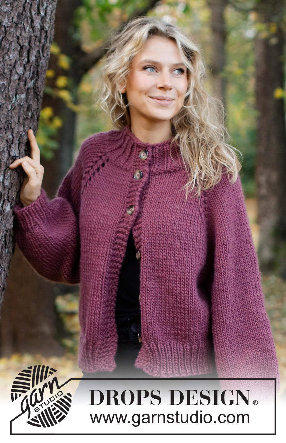Crisp Cranberries Cardigan / DROPS 226-38 - Raglánový propínací svetr z příze DROPS Snow. Velikost XS - XXL.