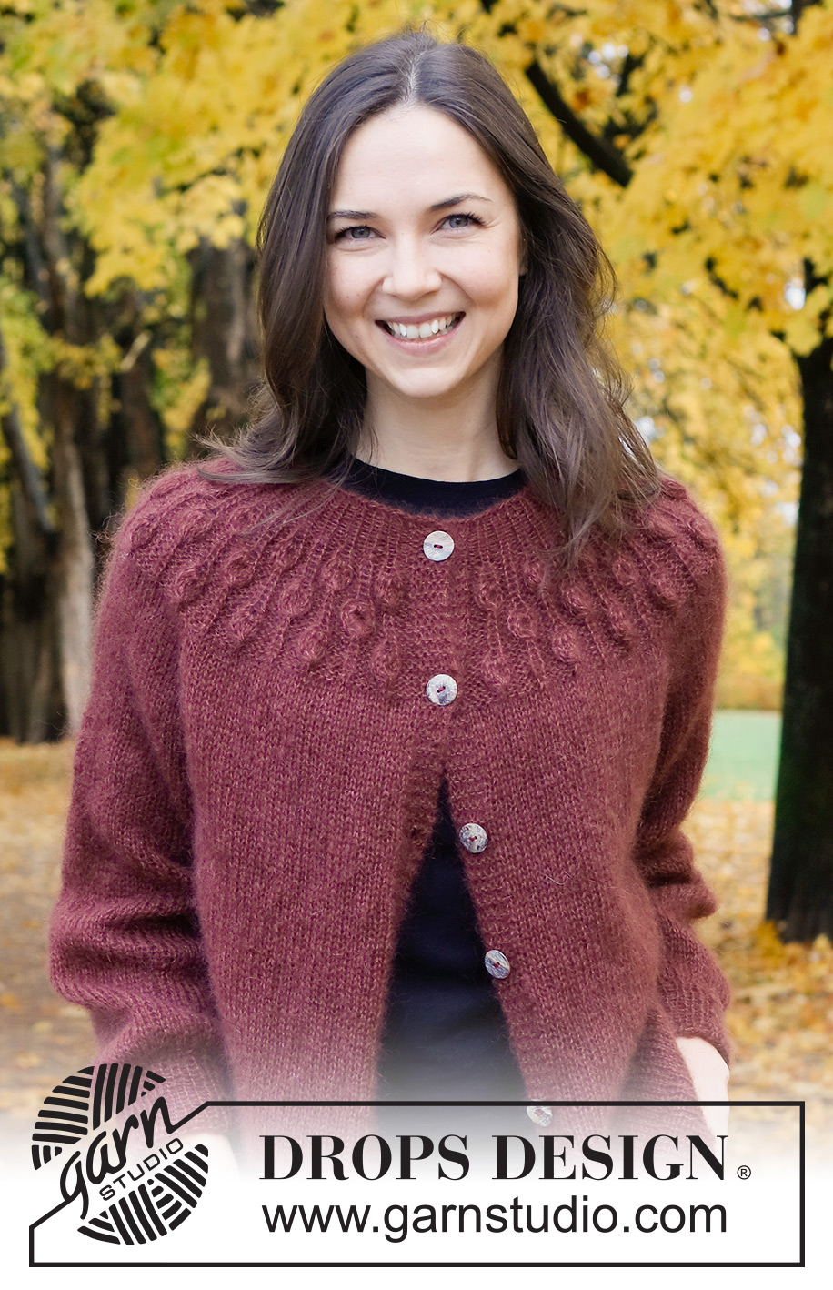 Blackforest Memories Cardigan / DROPS 226-4 - Strikket jakke i 2 tråder DROPS Kid-Silk eller 1 tråd DROPS Brushed Alpaca Silk. Arbeidet strikkes ovenfra og ned med rundfelling, raglan og bladmønster på bærestykket. Størrelse S - XXXL.