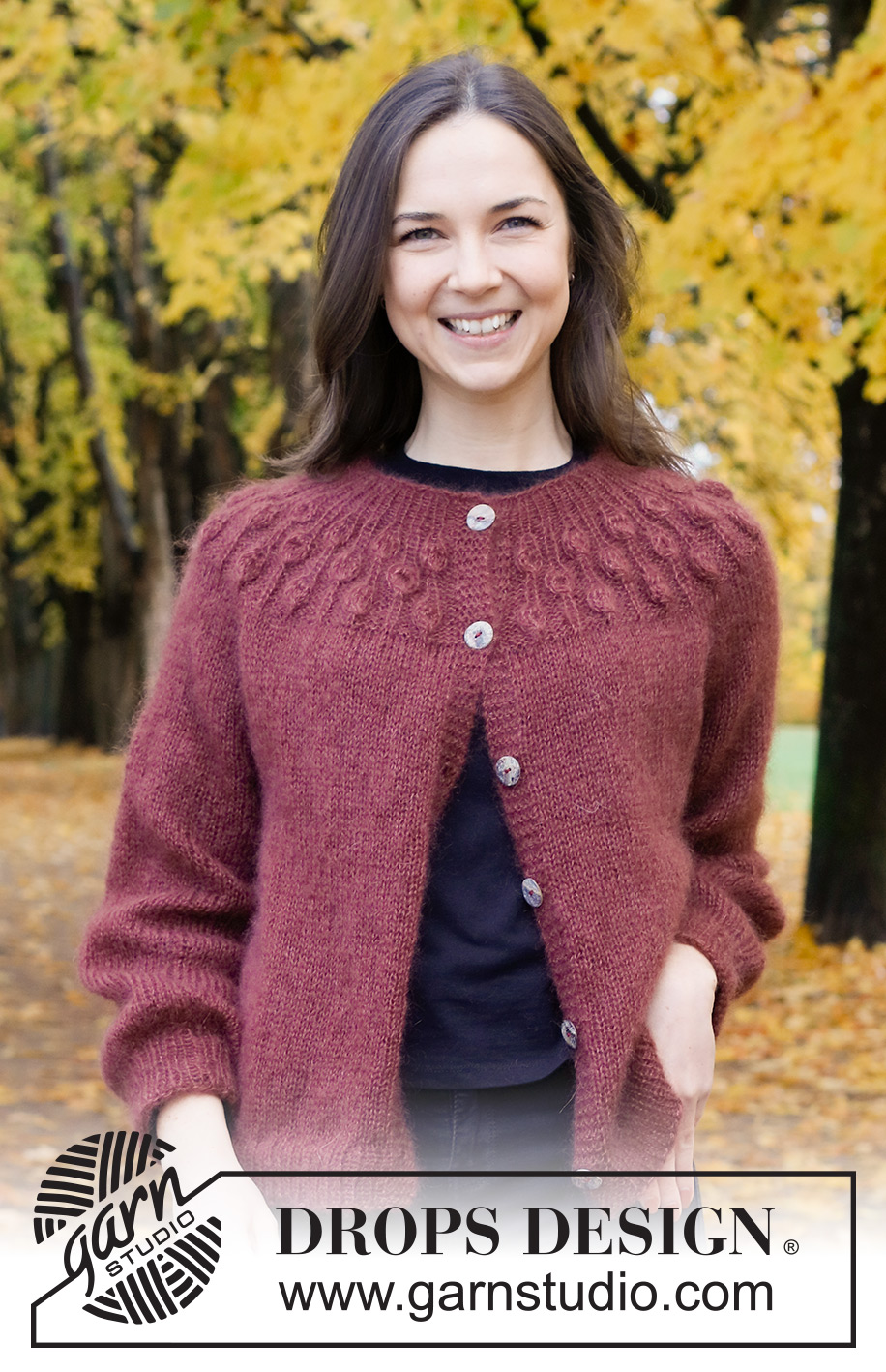 Blackforest Memories Cardigan / DROPS 226-4 - Strikket jakke i 2 tråder DROPS Kid-Silk eller 1 tråd DROPS Brushed Alpaca Silk. Arbeidet strikkes ovenfra og ned med rundfelling, raglan og bladmønster på bærestykket. Størrelse S - XXXL.